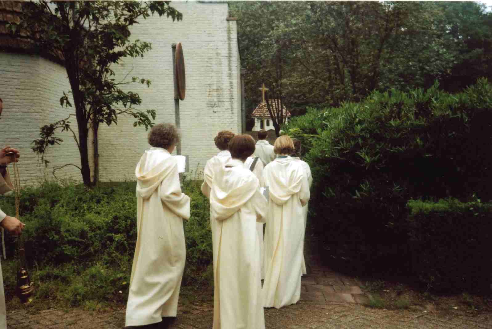 8. Schaarsbergen, Sacramentsdag, 10 juni 2007. Vervolg Sacramentsprocessie, buiten om de Kapel heen