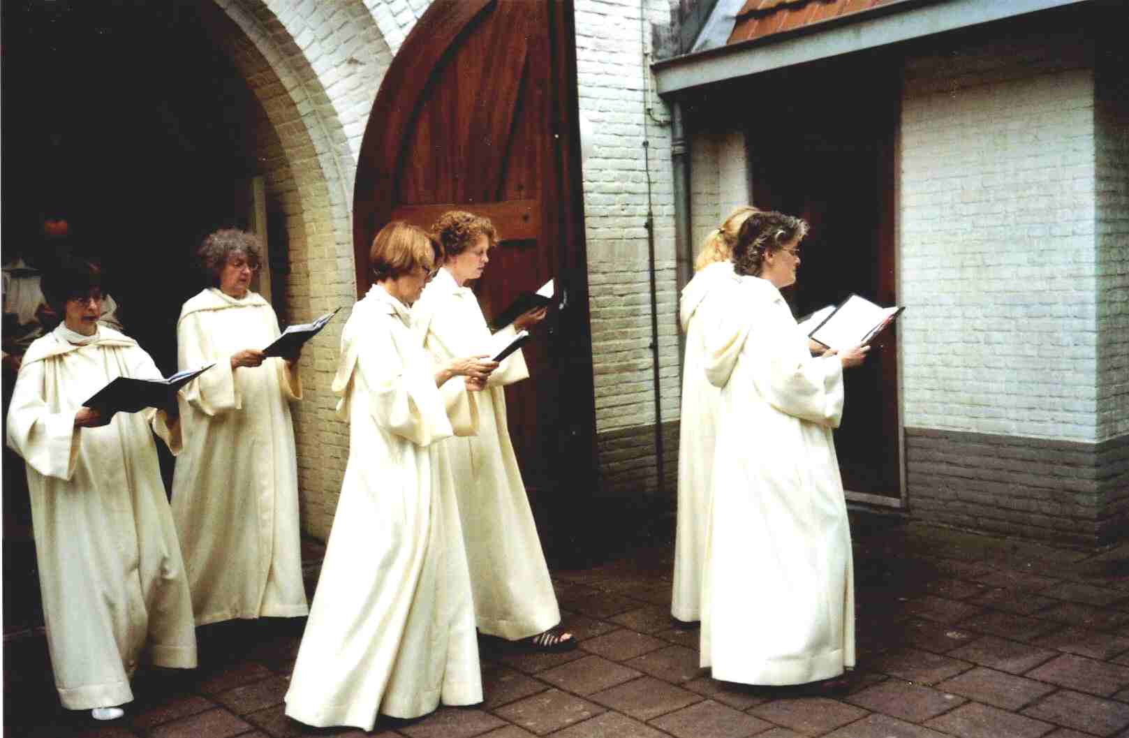 6. Schaarsbergen, Sacramentsdag, 10 juni 2007. Vervolg Sacramentsprocessie, buiten om de Kapel heen 
