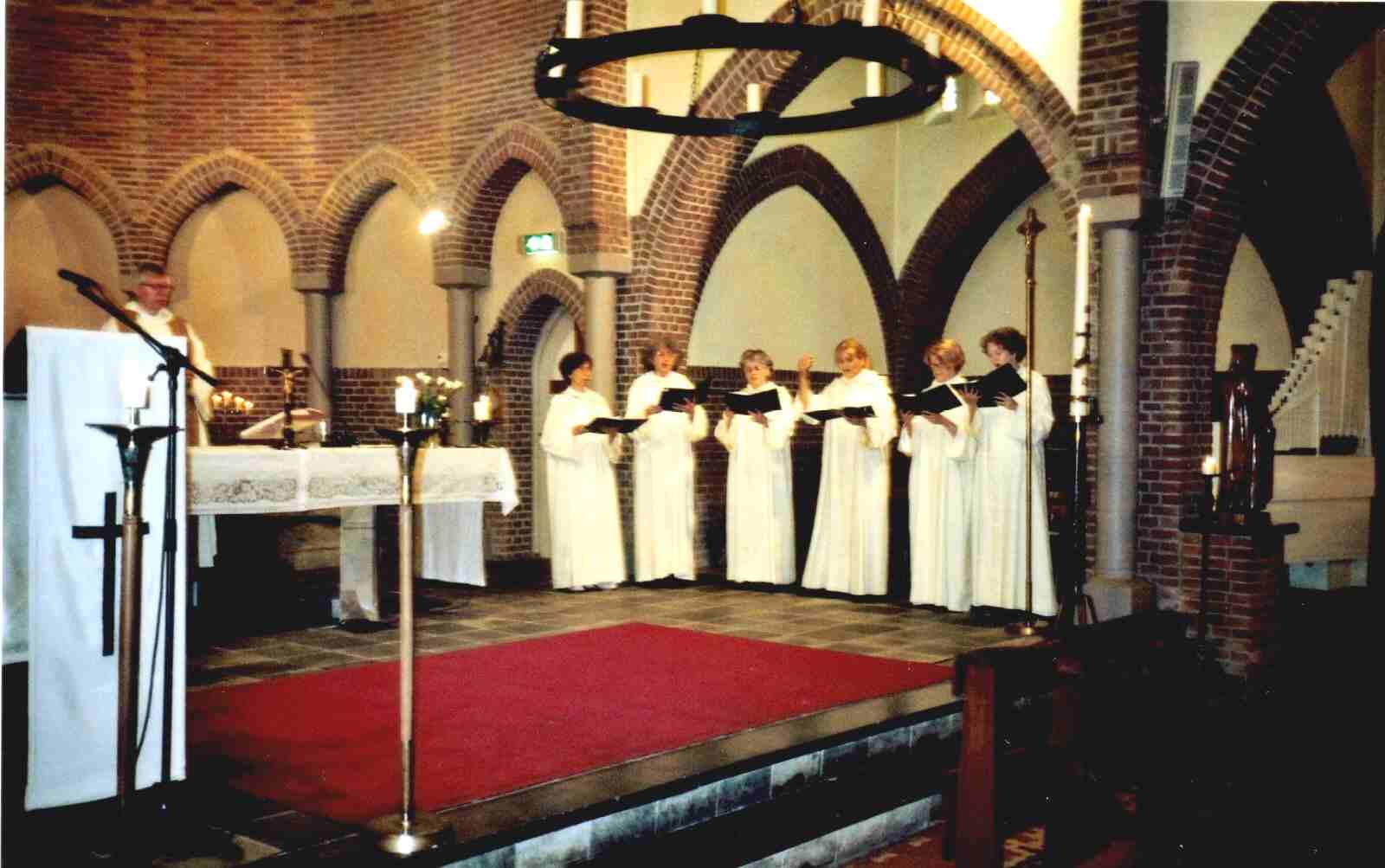 4. Schaarsbergen, Sacramentsdag, 10 juni 2007. Introïtus-herhaling op het altaar